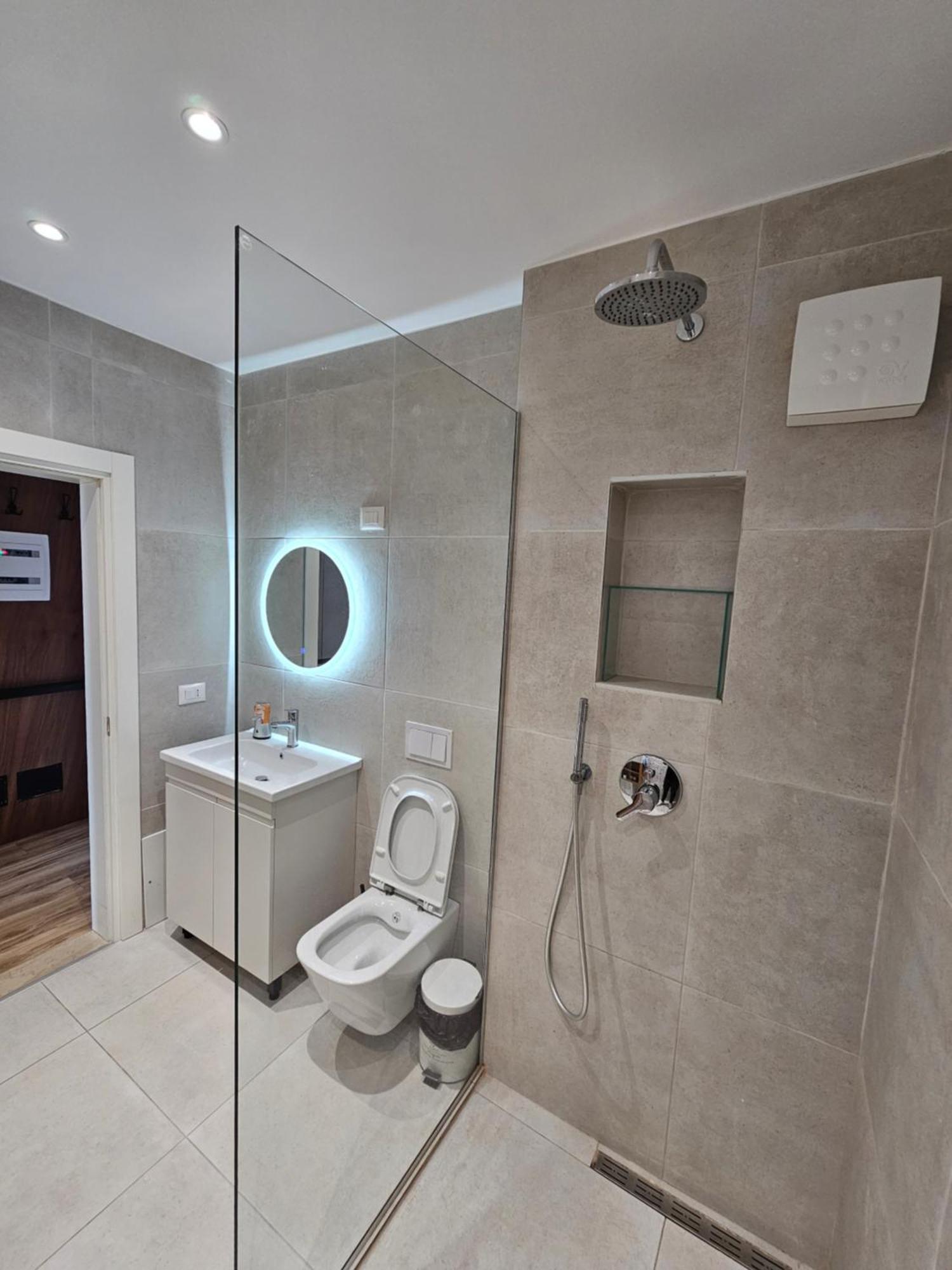 Luxury Square 21, Seven Heavens Apartmán Tirana
